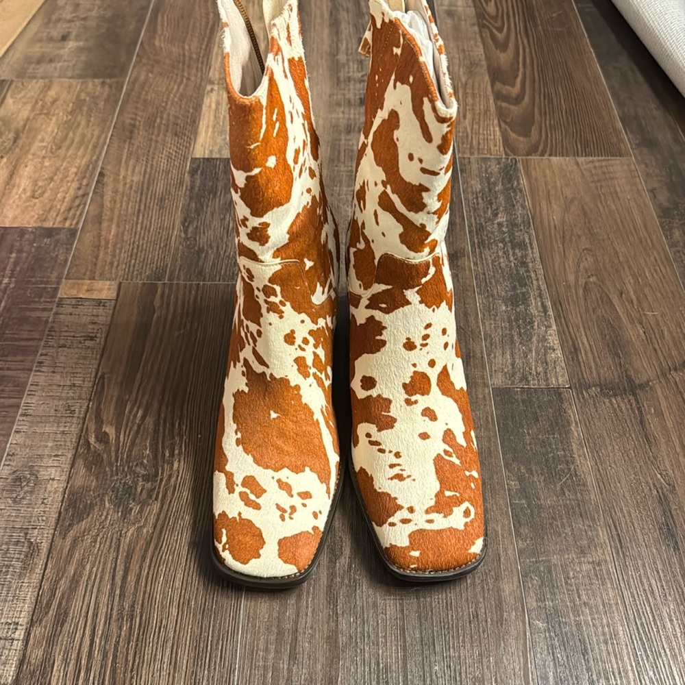 Intentionally blank. New in box. Never worn